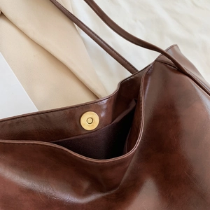 Sac cabas marron en similicuir avec fermoir magnétique et bandoulière souple aux tons chauds