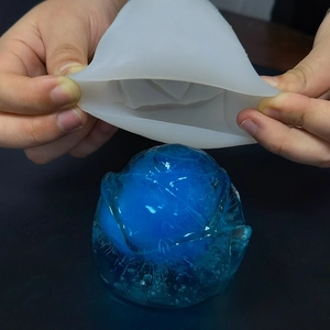 Macro-opname van 3D roos siliconen mal met gedetailleerd blauw harsbloem resultaat