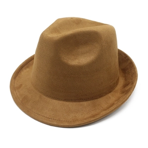 Gros plan du chapeau fedora marron en daim montrant la texture et la couture du bord