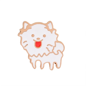 Broche en émail chien de dessin animé blanc avec bordure dorée et détails de langue rouge