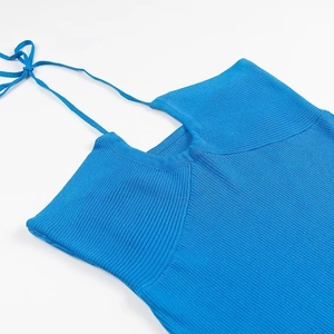 Details des blauen Rippstrick-Stoffs und des Neckholder-Trägers eines engen Strandkleids