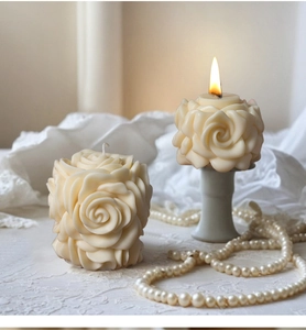 Dettaglio candela a rosa su pizzo elegante con perle per idee regalo romantiche fai-da-te