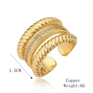 Detaillierte Ansicht des goldenen Mehrschichtrings mit gedrehter Textur und Zirkon