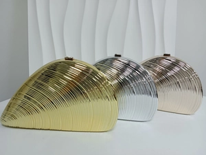 Tres bolsos de noche de acrílico en forma de concha en oro, plata y champán con ondas