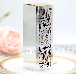 Detailansicht der Diwali-Geschenkbox mit Hohlmuster und Happy Diwali Text auf Teller