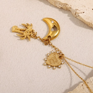 Dettaglio della collana placcata oro 18K con palma, luna e ciondolo cuore Daddy Little Girl