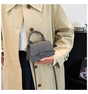 Détail du mini sac bandoulière gris avec texture tissée et boucle décorative avec nœud