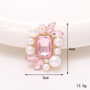 Makroansicht von rosa Edelstein und weißer Perle Blumenschmuck mit 3cm x 4cm Maßen