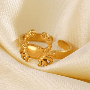Bague crabe dorée en acier inoxydable avec anneau réglable sur fond en satin luxueux