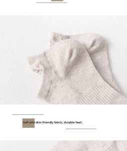Makro-Detail von beige Baumwoll-Söckchen mit elastischen Rippbündchen und weicher Strickstruktur