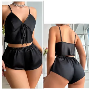 Ensemble de pyjama en satin de soie noir pour femme avec caraco col en V et short