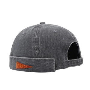 Bonnet docker gris délavé en coton avec un empiècement triangulaire orange vif sur le côté