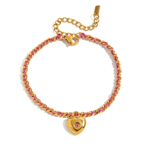 Détail du bracelet en acier inoxydable 18k avec pendentif cœur rose et corde tissée colorée