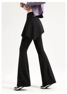 Détail de la jupe asymétrique et du pantalon yoga évasé avec œillet argenté décoratif