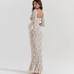 Détail de la robe longue en dentelle crème avec dos nu et manches évasées sur mannequin