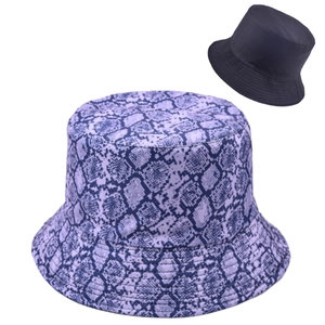Detalle de gorro de pescador reversible con estampado de serpiente púrpura y negro