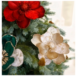 Détail de fleurs de Noël en velours rouge et doré avec paillettes sur un sapin