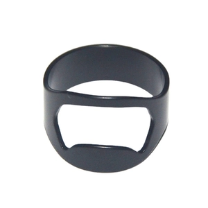 Bague décapsuleur élégante en acier inoxydable noir pour bière et soda sur fond blanc