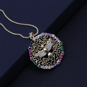 Collier avec pendentif aigle doré et zircons multicolores sur fond en cuir noir élégant