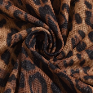 Vue macro du tissu en maille respirante à imprimé léopard avec texture fine et détails