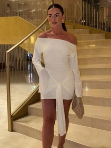 Détail d'une mini-robe blanche à épaules dénudées avec des fronces et des cordons