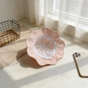 Détail d'un chapeau de soleil rose pour bébé montrant la doublure et le cordon réglable