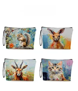Détails de quatre motifs d'animaux peints à l'huile sur des trousses à maquillage zippées