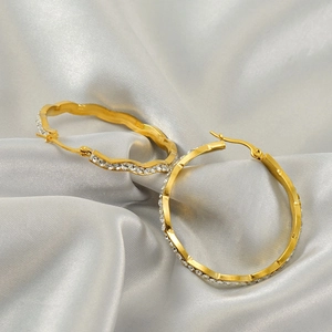 Boucles d'oreilles créoles vagues en acier doré 18 carats avec strass sur soie blanche