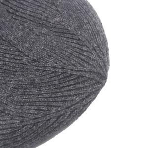 Gros plan montrant la texture épaisse en tricot de laine gris anthracite de ce bonnet