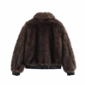 Vue arrière d'une veste en fausse fourrure marron foncé avec poignets côtelés noirs