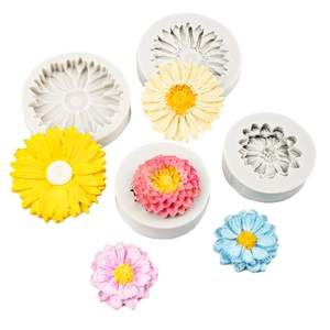Daisy flower silicone fondant molds in four sizes for cake decorating and chocolate baking