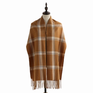 Écharpe classique à carreaux marron en cachemire avec rayures beige et franges