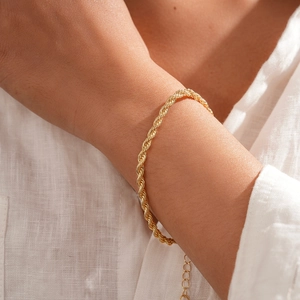 Detail eines vergoldeten Kordelarmbands mit verstellbarer Verlängerung am Handgelenk
