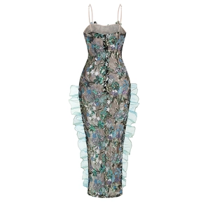 Détail de la broderie de paillettes et des volants en tulle bleu clair de la robe
