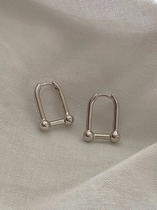 Élégantes boucles d'oreilles fer à cheval en argent 925 sur fond de lin blanc