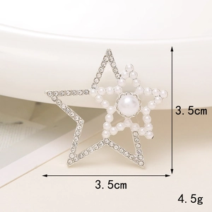 Star brooch with rhinestones and pearls, size 3.5cm x 3.5cm and weight 4.5g details