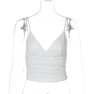 Detailaufnahme der vertikalen Rippstrickstruktur dieses weißen Crop-Tops mit V-Ausschnitt