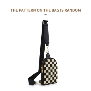 Détail du sac à damier en PU montrant l'épaisseur latérale et les zips métalliques dorés
