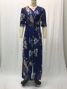 Détail du col en V et motif floral marguerite blanche sur robe longue d'été bleu marine