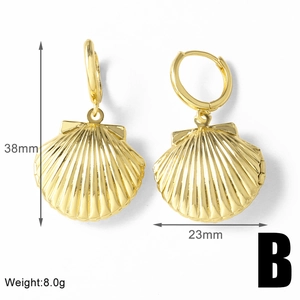 Dettaglio orecchini a conchiglia dorati con dimensioni 38mm altezza e 23mm larghezza