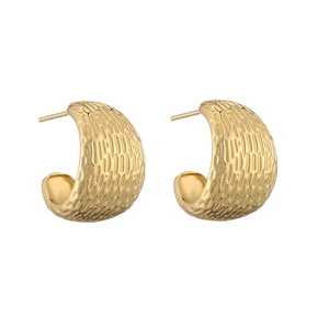 Orecchini a perno a forma di C placcati in oro 18K con finitura martellata fine