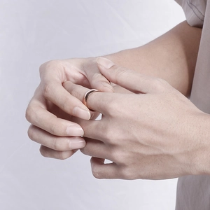Makroaufnahme eines minimalistischen Rings aus Edelstahl in Roségold am Finger