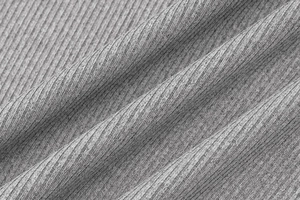 Dettaglio ravvicinato del tessuto a maglia a coste grigio con morbide pieghe elastiche
