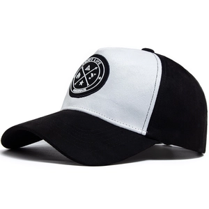 Cappellino da baseball bicolore in finto camoscio con patch rotonda Enjoy Life bianca