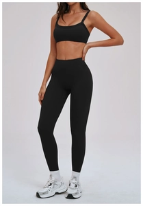 Vue détaillée du soutien-gorge de sport noir extensible et du legging de yoga gainant