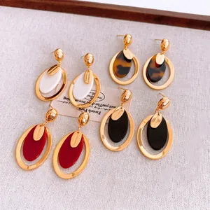 Quatre paires de boucles d'oreilles ovales en résine colorée avec finitions dorées à la main