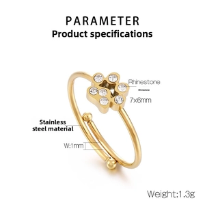 Détail d'une fleur en strass 7x6mm sur un anneau réglable en acier inoxydable de 1mm