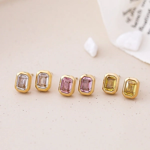 Pendientes dorados con cristales de circonita rectangulares en blanco, rosa y amarillo