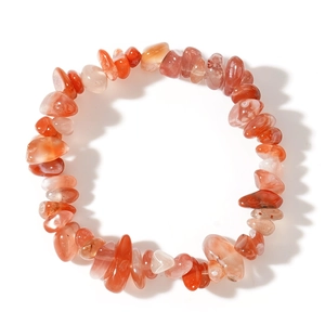 Bracciale elastico con pietre di sole arancioni naturali irregolari su sfondo bianco