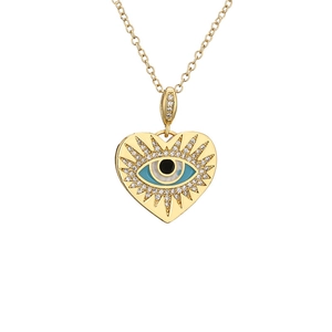 Collier doré avec pendentif cœur œil protecteur et oxydes de zirconium sur fond blanc